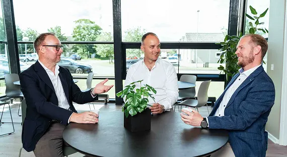 Nordic Marine Capital som snakker over en kop kaffe ved et bord